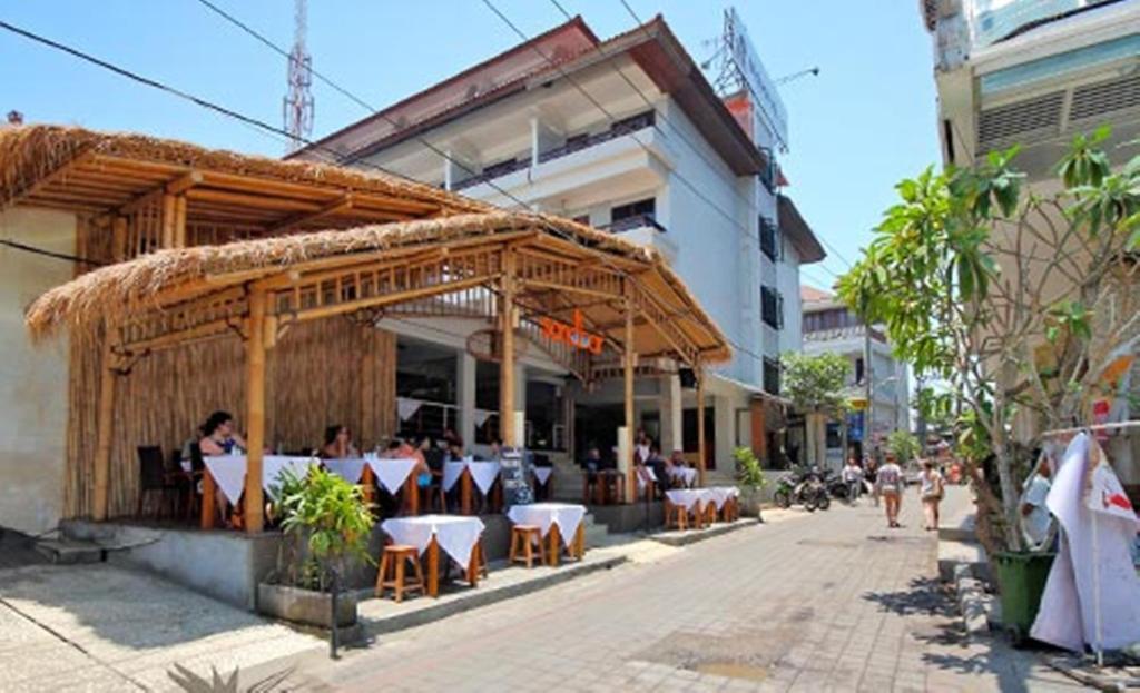 Kuta One Party Hotel Exterior foto